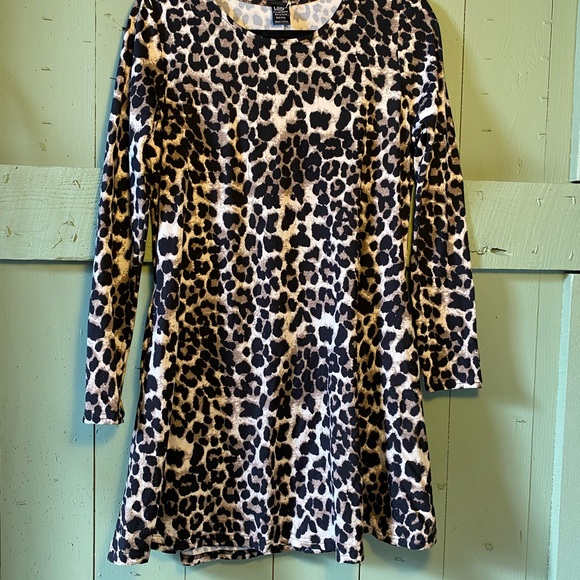 Super Cute Leopard Print Long Sleeve Tunic with Pockets - Picture 2 of 5